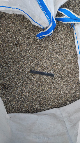 Kamenclub.ru: Галька речная окат (серая) фр.3-5 мм купить  в Пензе галька речная серая бежевый темно-серый окатанный речной камень округлый 9500 руб/т   фото КАМЕНЬ КЛУБ