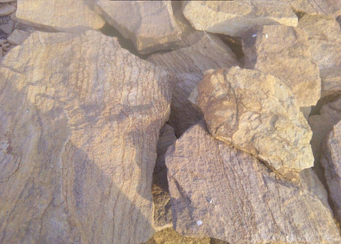 Kamenclub.ru: Песчаник пластушка "фонтанка" желтая (3,0 - 5,0 см)  купить в Пензе песчаник желтая, рыжий, желтый песчаник колотый рваный со сколом облицовочный 16200 руб/м3   фото КАМЕНЬ КЛУБ