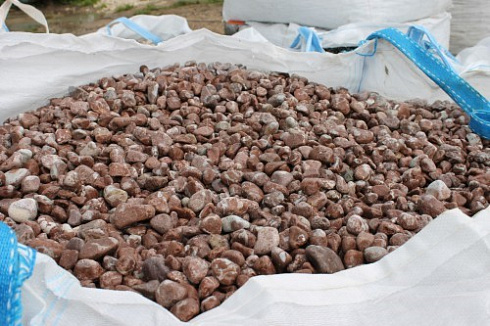 Kamenclub.ru: Мраморная крошка (щебень галтованный розовый) фр.10-20 мм.  купить в Пензе мрамор розовый, красный ландшафтный декоративный окатанный округлый щебень 15000 руб/т   фото КАМЕНЬ КЛУБ