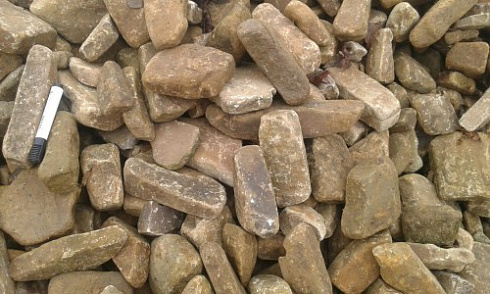 Kamenclub.ru: Песчаник для строительства и кладки блочный (фр 100-200 мм)  купить в Пензе песчаник бежевый серый рыжий валун мелкий для строительства песчаник 6500 руб/т   фото КАМЕНЬ КЛУБ