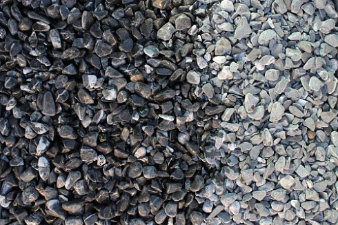 Kamenclub.ru: Щебень галтованный черный (мрамор) фр.10-20 мм.  купить в Пензе мрамор черный с белыми прожилками, черный, белый окатанный округлый ландшафтный декоративный щебень 15000 руб/т   фото КАМЕНЬ КЛУБ