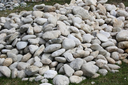 Kamenclub.ru: Бело-серый валунчик фр.100-300 мм.  купить в Пензе крупный камень для ландшафта серый, белый бело-серый валун крупная галька 4500 руб/т   фото КАМЕНЬ КЛУБ