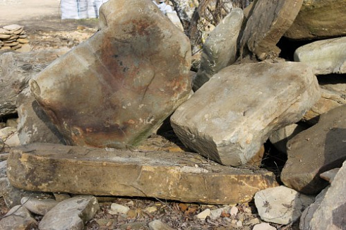 Kamenclub.ru: Песчаник плиты - плахи - пошаговые дорожки (фр. 70-150 мм)  купить в Пензе песчаник серый бежевый желтый зеленый колотый песчаник строительный 6500 руб/т   фото КАМЕНЬ КЛУБ