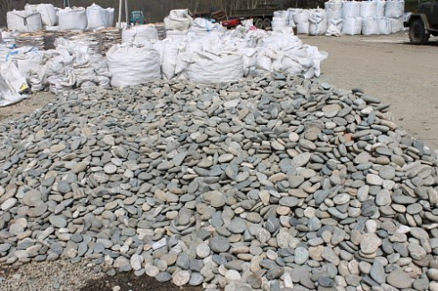 Kamenclub.ru: Галька речная плоская (ассорти) фр. 70-150 мм. купить  в Пензе галька галечник серый белый темно-серый синий светло-серый плоская природная галька  9000 руб/т   фото КАМЕНЬ КЛУБ