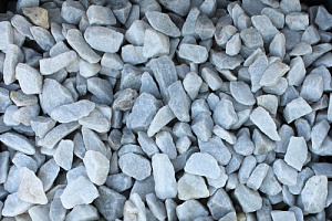 Kamenclub.ru: Мраморная крошка, щебень, цвет-белый,  фр. 20-40 мм.  купить в Пензе мрамор белый молочный слоновая кость айвори  мраморная крошка ландшафтная 12000 руб/т   фото КАМЕНЬ КЛУБ