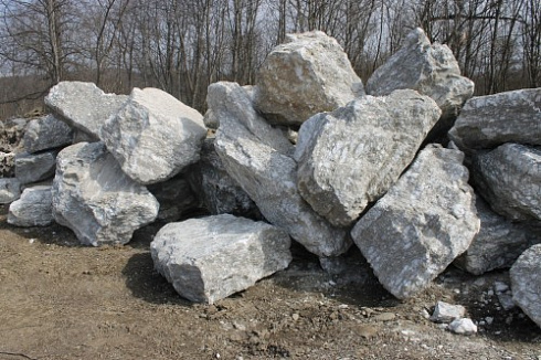 Kamenclub.ru: Мраморизированный известняк фр.500-1500 мм.  купить в Пензе    10000 руб/т   фото КАМЕНЬ КЛУБ