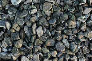 Kamenclub.ru: Щебень галтованный зеленый (змеевик) фр. 20-40 мм.  купить в Пензе мрамор зеленый, салатовый оголтованный щебень мраморный 12500 руб/т   фото КАМЕНЬ КЛУБ