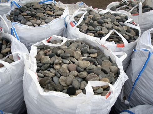 Kamenclub.ru: Галька речная плоская (ассорти) фр. 100-200-300 мм. купить  в Пензе галька плоская разноцветная серый белый темно-серый синий речная галька ландшафтная 8000 руб/т   фото КАМЕНЬ КЛУБ