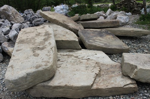 Kamenclub.ru: Песчаник плиты - плахи - пошаговые дорожки (фр. 70-150 мм)  купить в Пензе песчаник серый бежевый желтый зеленый колотый песчаник строительный 6500 руб/т   фото КАМЕНЬ КЛУБ