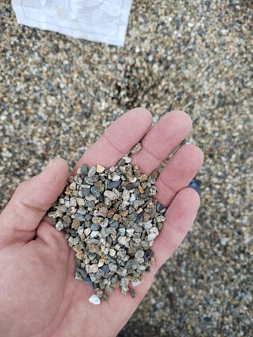 Kamenclub.ru: Галька речная окат (серая) фр.3-5 мм купить  в Пензе галька речная серая бежевый темно-серый окатанный речной камень округлый 9500 руб/т   фото КАМЕНЬ КЛУБ