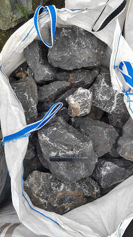 Kamenclub.ru: Черный мрамор скальник фр. 100-500 мм.  купить в Пензе мрамор черный белый серый крупный колотый валун ландшафтный 8500 руб/т   фото КАМЕНЬ КЛУБ