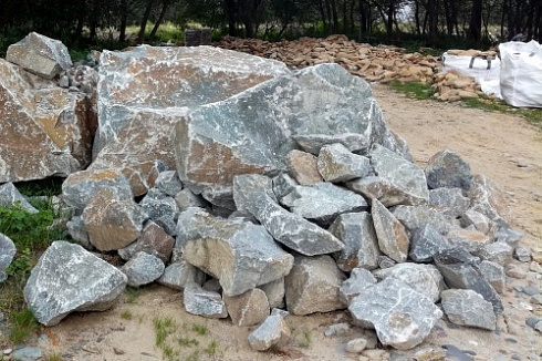 Kamenclub.ru: Гранит скальник (серо-зеленый) фр. 500-1500 мм.  купить в Пензе гранит мрамор  серый зеленый темно-серый глыба скальная колотая ландшафтная 7 500 руб/т   фото КАМЕНЬ КЛУБ