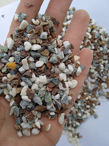 Kamenclub.ru: Мраморная крошка (щебень крошка микс: белый-зеленый-розовый) фр. 3-5 мм.  купить в Пензе мрамор белый, зеленый, розовый мраморная декоративная крошка каменная 12000 руб/т   фото КАМЕНЬ КЛУБ