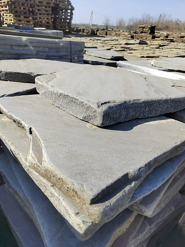 Kamenclub.ru: Песчаник пластушка светло-серый (4,0 - 6,0 см)  купить в Пензе плитняк - пластушка светло-серый песчаник 12600 руб/м3   фото КАМЕНЬ КЛУБ