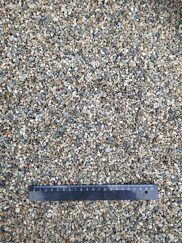Kamenclub.ru: Галька речная окат (серая) фр.3-5 мм купить  в Пензе галька речная серая бежевый темно-серый окатанный речной камень округлый 9500 руб/т   фото КАМЕНЬ КЛУБ