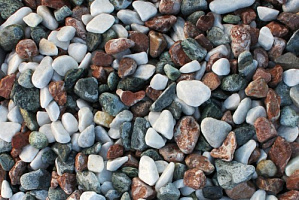 Kamenclub.ru: Мраморная крошка (щебень галтованный микс:белый-черный-розовый) фр.40-70 мм.  купить в Пензе мрамор белый, черный розовый декоративный щебень галтованный 15500 руб/т   фото КАМЕНЬ КЛУБ