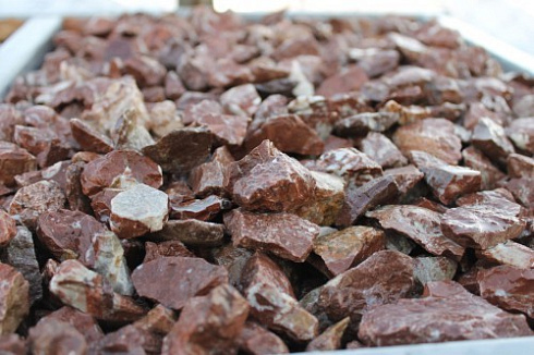 Kamenclub.ru: Мраморная крошка (щебень крошка розовый) фр. 20-40 мм.  купить в Пензе мрамор розовый, красный мраморная крошка декоративная 11000 руб/т   фото КАМЕНЬ КЛУБ