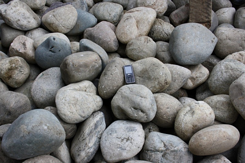 Kamenclub.ru: Темно-серый валунчик фр.100-300 мм.  купить в Пензе крупный природный камень серый, темно-серый, светло-серый речная галька большого размера окатанная 4500 руб/т   фото КАМЕНЬ КЛУБ