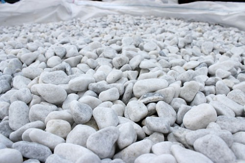 Kamenclub.ru: Мраморная крошка (щебень галтованный белый) фр.10-20 мм.  купить в Пензе мрамор белый, молочный, айвори окатанный округлый декоративный ландшафтный щебень 17000 руб/т   фото КАМЕНЬ КЛУБ