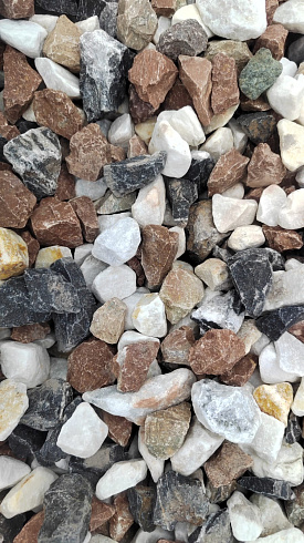 Kamenclub.ru: Мраморная крошка (щебень крошка микс : белый-черный-розовый) фр. 20-40 мм.  купить в Пензе мрамор белый, черный, розовый декоративная ландшафтная крошка 12000 руб/т   фото КАМЕНЬ КЛУБ