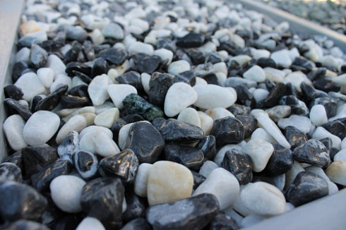 Kamenclub.ru: Мраморная крошка (щебень галтованный микс:белый-черный) фр.10-20 мм.  купить в Пензе мрамор белый, черный окатанные округлые декоративные ландшафтные камни щебня 15500 руб/т   фото КАМЕНЬ КЛУБ