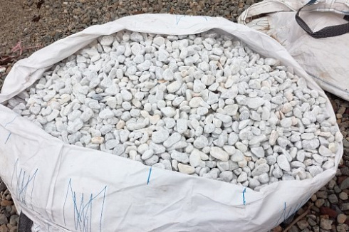 Kamenclub.ru: Мраморная крошка (щебень галтованный белый), фр.20-40 мм.  купить в Пензе мрамор белый бежевый молочный мраморный щебень декоративный 17000 руб/т   фото КАМЕНЬ КЛУБ