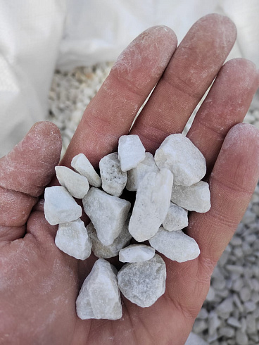 Kamenclub.ru: Мраморная крошка, щебень, цвет-белый, фр. 10-20 мм.  купить в Пензе мрамор белый, молочный айвори каменная ландшафтная декоративная крошка шебня 12000 руб/т   фото КАМЕНЬ КЛУБ