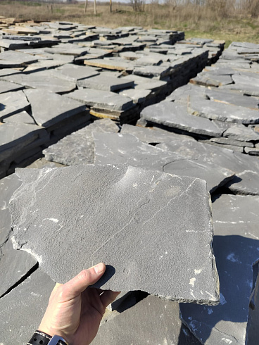 Kamenclub.ru: Песчаник пластушка светло-серый (2,0 см)  купить в Пензе плитняк- ластушка светло-серый, серый рваный ландшафтный плитняк колотый 13800 руб/м3   фото КАМЕНЬ КЛУБ