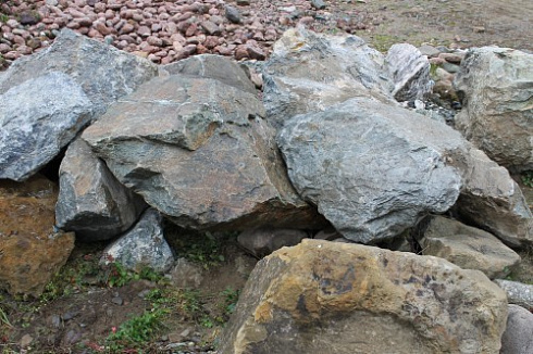 Kamenclub.ru: Змеевик скальник фр. 500-1500 мм.  купить в Пензе змеевик зеленый серый черный глыба скальная колотая 7500 руб/т   фото КАМЕНЬ КЛУБ