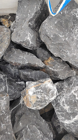 Kamenclub.ru: Черный мрамор скальник фр. 100-500 мм.  купить в Пензе мрамор черный белый серый крупный колотый валун ландшафтный 8500 руб/т   фото КАМЕНЬ КЛУБ