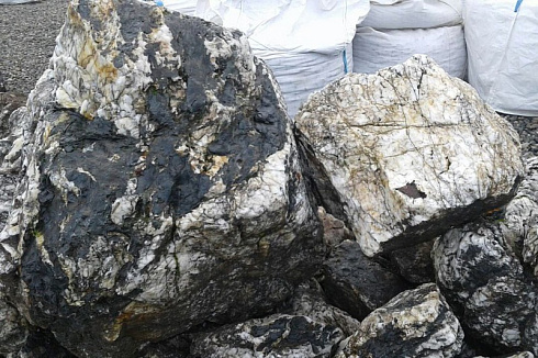 Kamenclub.ru: Черный гранит - кварцит фр. 100-500 мм.  купить в Пензе мрамор гранит черный с белыми прожилками, серый, белый валун скальный колотый 7000 руб/т   фото КАМЕНЬ КЛУБ