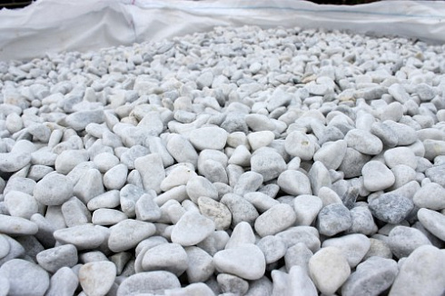 Kamenclub.ru: Мраморная крошка (щебень галтованный белый) фр.10-20 мм.  купить в Пензе мрамор белый, молочный, айвори окатанный округлый декоративный ландшафтный щебень 17000 руб/т   фото КАМЕНЬ КЛУБ