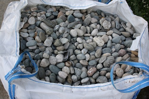 Kamenclub.ru: Галька речная окат (ассорти) фр. 50-100 мм. купить  в Пензе галька природная округлая серая белая черная серая коричневая синяя галька речная окатанная округлая 6200 руб/т   фото КАМЕНЬ КЛУБ