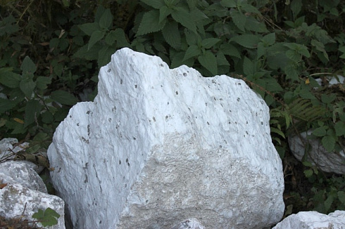 Kamenclub.ru: Мраморизированный известняк фр.500-1500 мм.  купить в Пензе    10000 руб/т   фото КАМЕНЬ КЛУБ