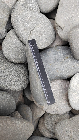 Kamenclub.ru: Галька речная плоская (темно-серая) фр. 70-150 мм. купить  в Пензе галечник природный темно-серый серый синий речная плоская природная окатанная  9000 руб/т   фото КАМЕНЬ КЛУБ