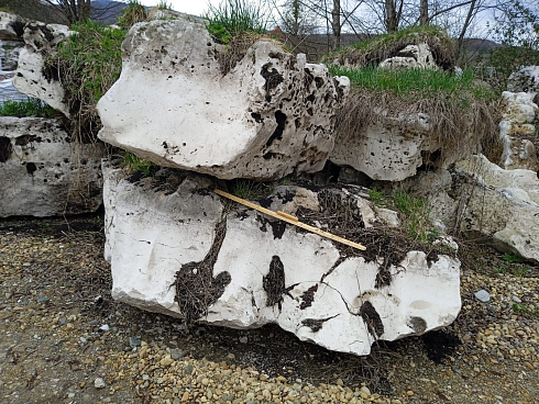 Kamenclub.ru: Выветренный известняк (степной) фр. 500-1500 мм.  купить в Пензе    10000 руб/т   фото КАМЕНЬ КЛУБ