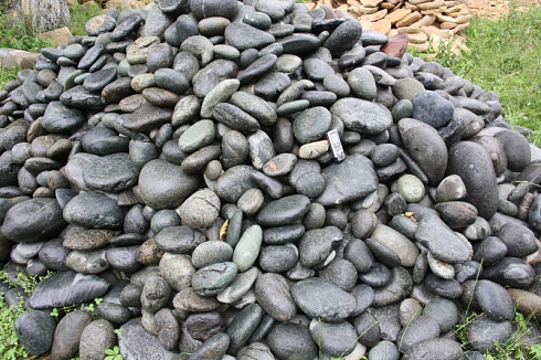 Kamenclub.ru: Темно-серый валунчик фр.100-300 мм.  купить в Пензе крупный природный камень серый, темно-серый, светло-серый речная галька большого размера окатанная 4500 руб/т   фото КАМЕНЬ КЛУБ