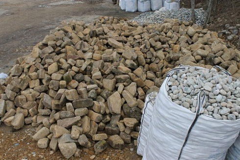 Kamenclub.ru: Песчаник для строительства и кладки блочный (фр 100-200 мм)  купить в Пензе песчаник бежевый серый рыжий валун мелкий для строительства песчаник 6500 руб/т   фото КАМЕНЬ КЛУБ