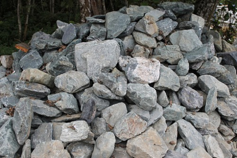 Kamenclub.ru: Гранит скальник (серо-зеленый) фр. 100-500 мм.  купить в Пензе гранит зеленый, серый, салатовый крупный ландшафтный валун 6 000 руб/т   фото КАМЕНЬ КЛУБ