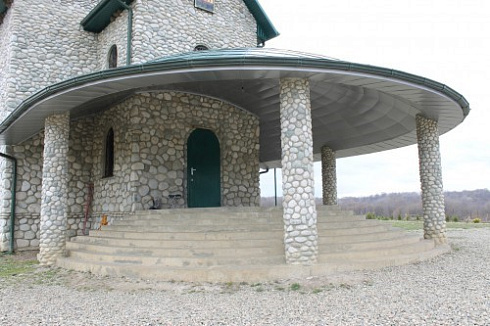 Kamenclub.ru: Галька речная плоская (бело-серая) фр. 100-200-300 мм. купить  в Пензе галька речная плоская серый, белый, бело-серый, серо-белый речная галька плоская  9000 руб/т   фото КАМЕНЬ КЛУБ