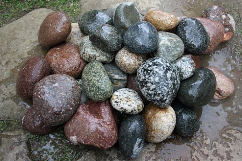 Kamenclub.ru: Галька окат (цветная картошка) фр. 50-100 мм. купить  в Пензе галька природная окатанная серый белый цветной синий темно-серый коричневый округлый галечник окатанный 6800 руб/т   фото КАМЕНЬ КЛУБ