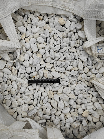 Kamenclub.ru: Мраморная крошка (щебень галтованный белый) фр.40-70 мм.  купить в Пензе мрамор белый молочный айвори окатанный округлый природный камень 17000 руб/т   фото КАМЕНЬ КЛУБ