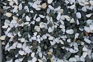 Kamenclub.ru: Мраморная крошка (щебень крошка микс: белый-зеленый) фр. 10-20 мм.  купить в Пензе мрамор белый, зеленый каменная ландшафтная декоративная крошка щебня 9500 руб/т   фото КАМЕНЬ КЛУБ