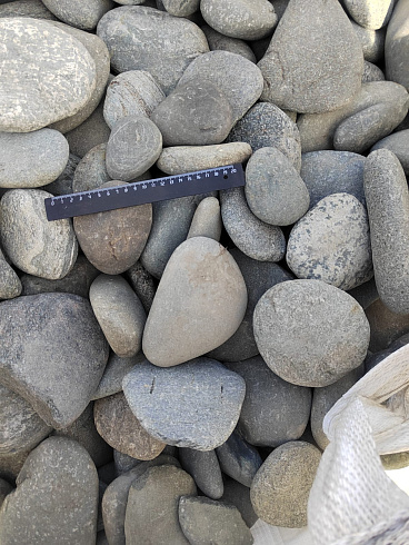 Kamenclub.ru: Галька речная плоская (серо-белая) фр. 70-120 мм. купить  в Пензе галька галечник речной серый, белый окатанная плоская  природная галька 9000 руб/т   фото КАМЕНЬ КЛУБ