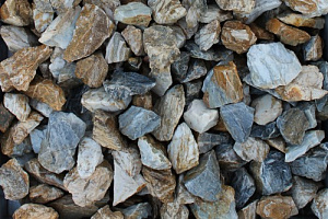 Kamenclub.ru: Мраморная крошка (щебень крошка медовый) фр. 20-40 мм.  купить в Пензе мрамор бежевый рыжий желтый ландшафтная мраморная крошка 12000 руб/т   фото КАМЕНЬ КЛУБ