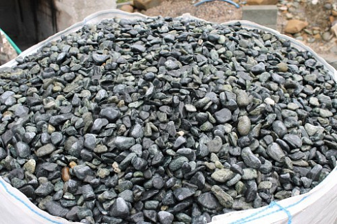 Kamenclub.ru: Щебень галтованный зеленый (змеевик) фр. 20-40 мм.  купить в Пензе мрамор зеленый, салатовый оголтованный щебень мраморный 12500 руб/т   фото КАМЕНЬ КЛУБ