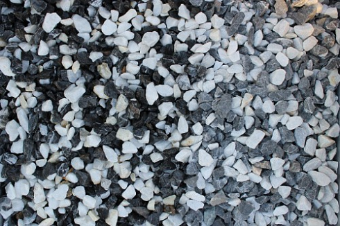 Kamenclub.ru: Мраморная крошка (щебень крошка микс : черный-белый) фр. 10-20 мм.  купить в Пензе мрамор белый, черный каменная декоративная крошка ландшафтная 12000 руб/т   фото КАМЕНЬ КЛУБ