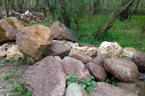 Kamenclub.ru: Конгломераты фр. 300-1000 мм.  купить в Пензе кварц мрамор диабаз коричневый, серый зеленоватый речной валун крупный 6500 руб/т   фото КАМЕНЬ КЛУБ