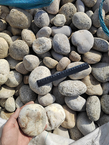 Kamenclub.ru: Галька речная окат (серо-белая) фр. 70-120 мм купить  в Пензе галька галечник бело-серая, серо-белая, серая, белая речная природная галька  8000 руб/т   фото КАМЕНЬ КЛУБ