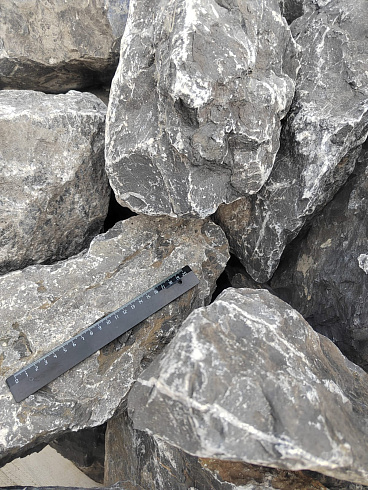 Kamenclub.ru: Черный мрамор скальник фр. 100-500 мм.  купить в Пензе мрамор черный белый серый крупный колотый валун ландшафтный 8500 руб/т   фото КАМЕНЬ КЛУБ